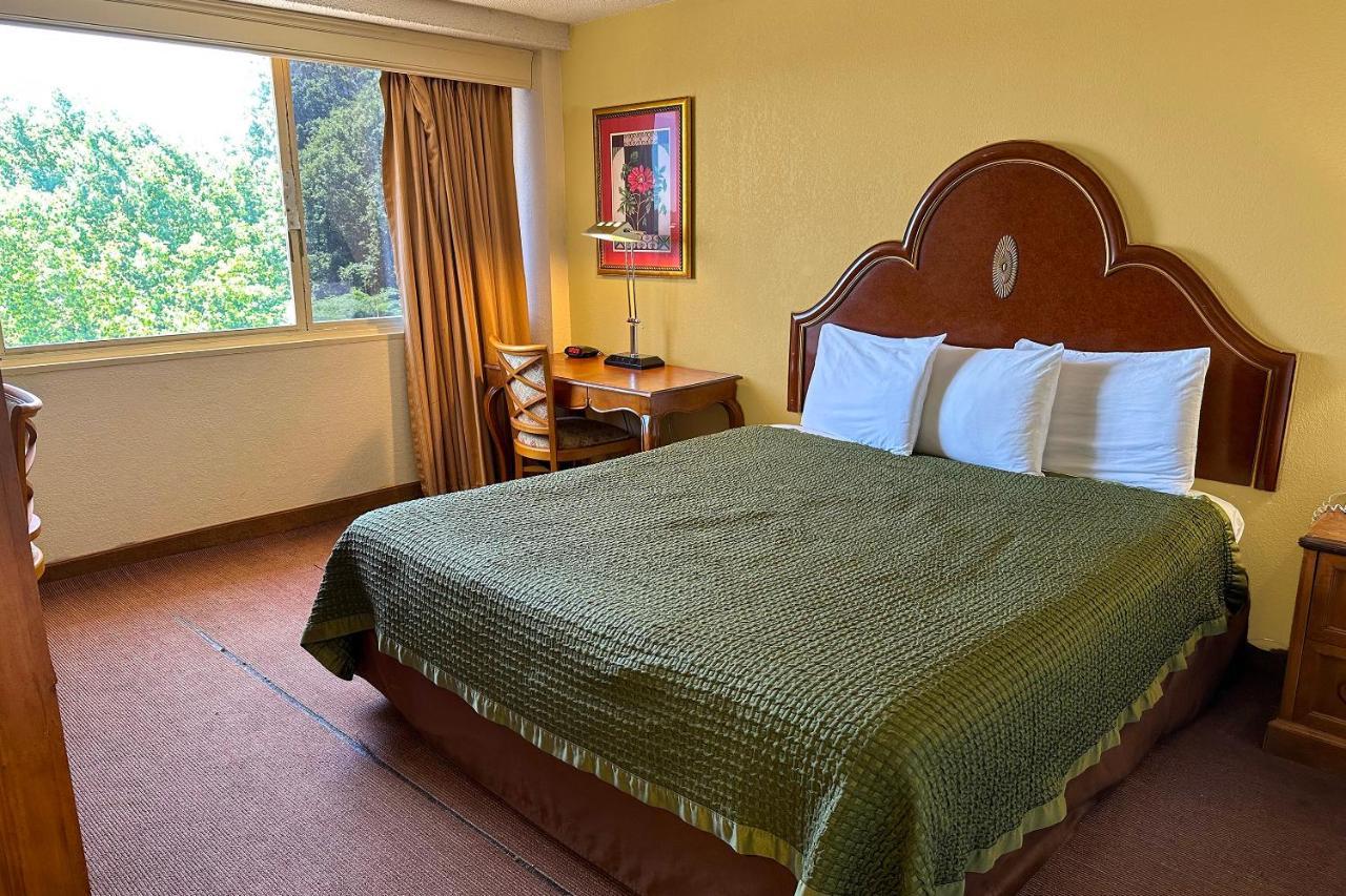 Golden Green Hotel By Oyo Charlotte Extérieur photo
