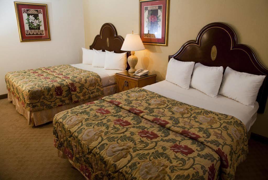 Golden Green Hotel By Oyo Charlotte Extérieur photo