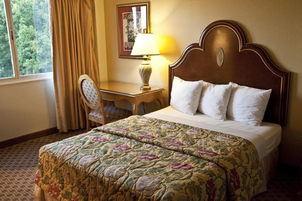 Golden Green Hotel By Oyo Charlotte Extérieur photo
